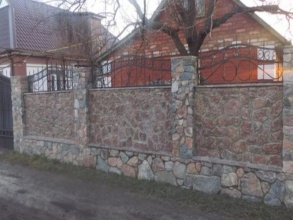 Кирпичный забор с камнем 6 соток фото под ключ