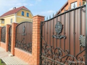 Кирпичный забор с ковкой  150 метров фото в Электростали