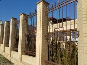 Кирпичный забор с ковкой  10 метров фото в Электростали